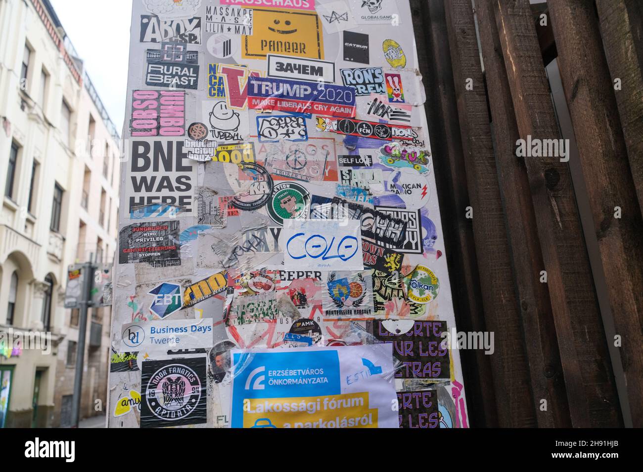 Budapest, Ungarn - 1. November 2021: Verschiedene Aufkleber an die Wand geklebt in einer europäischen Stadt, illustrative Editorial. Stockfoto