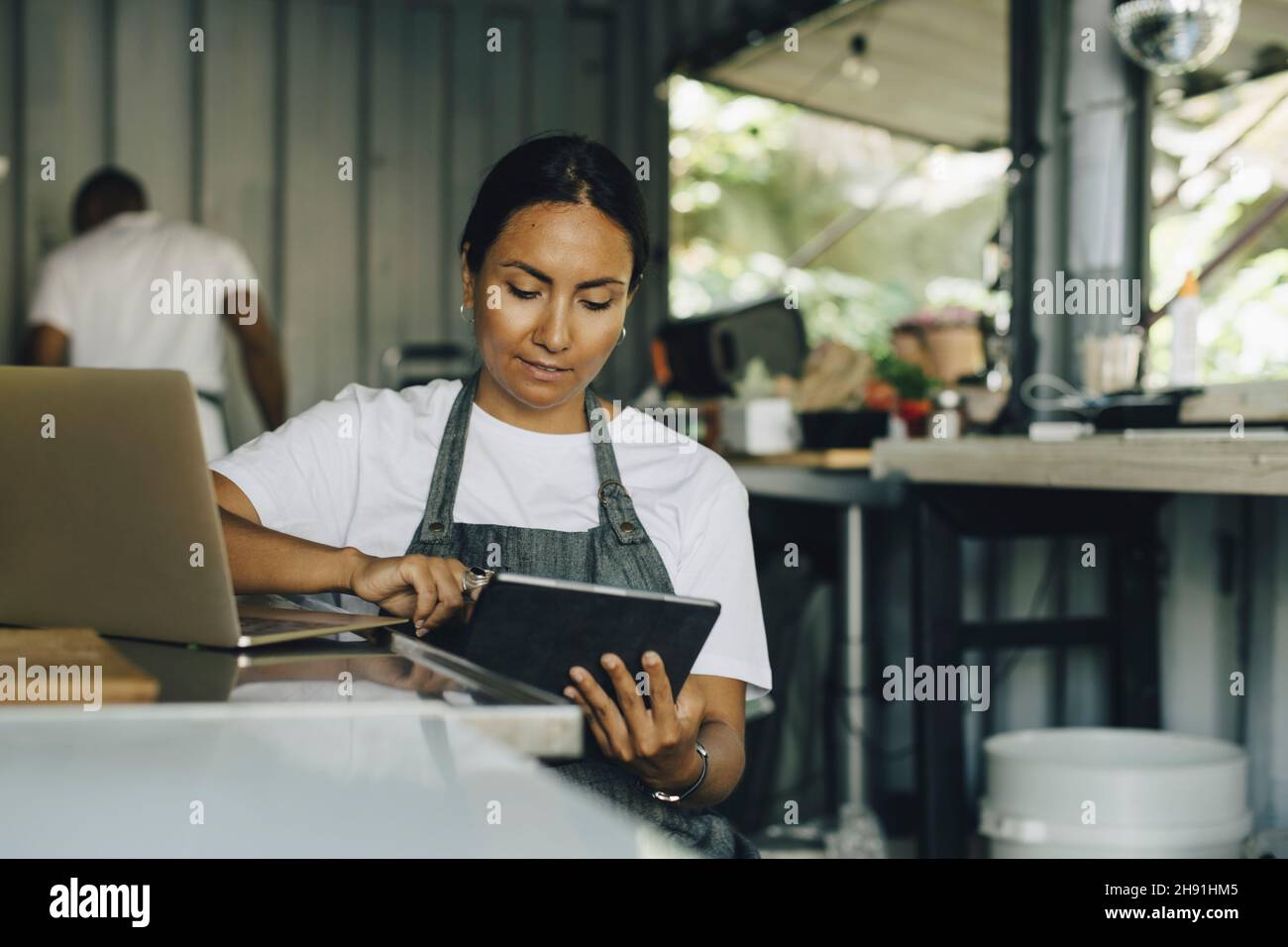 Weibliche Besitzerin, die an einem digitalen Tablet in einem Food Truck arbeitet Stockfoto