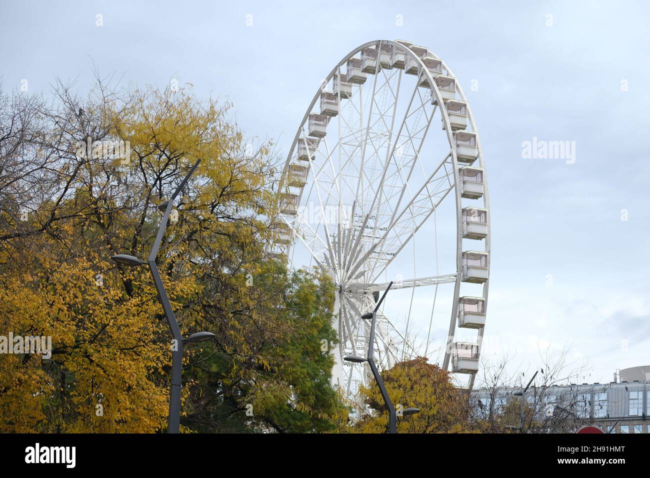 Großes Riesenrad im Herbst im Stadtzentrum von Budapest, Kopieplatz am Himmel. Stockfoto