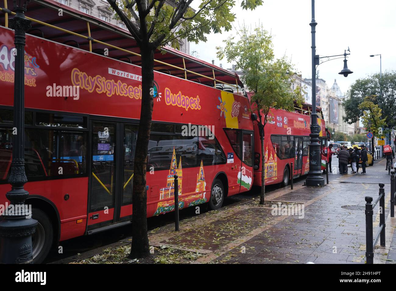 Budapest, Ungarn - 1. November 2021: Stadtbesichtigung Touristenbus in Budapest, illustrative Editorial. Stockfoto