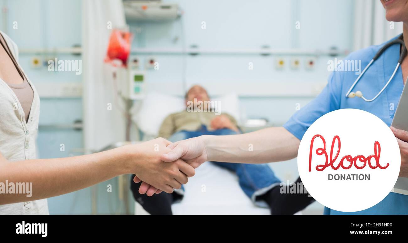 Mittelteil des Spenders und des Arztes, der im Krankenhaus Handschlag mit dem Symbol für die Blutspende macht Stockfoto