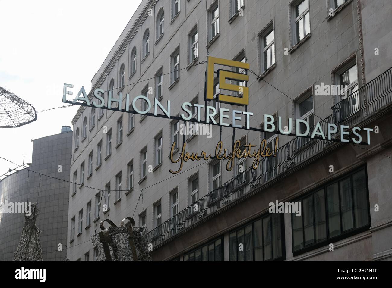 Budapest, Ungarn - 1. November 2021: Fashion Street Budapest Zeichen, illustrative Editorial. Stockfoto