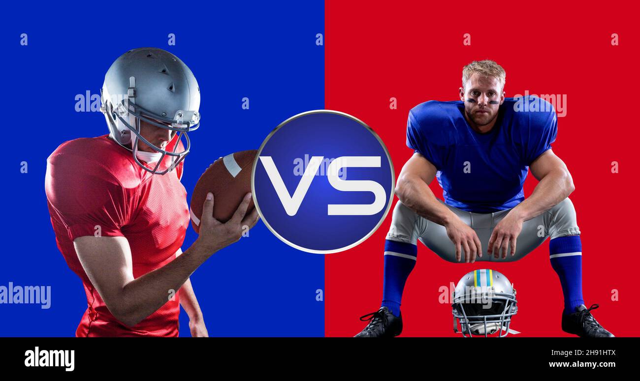 Digitales Composite-Bild von amerikanischen Fußballsportlern mit Ball und Helmen auf farbigem Hintergrund Stockfoto