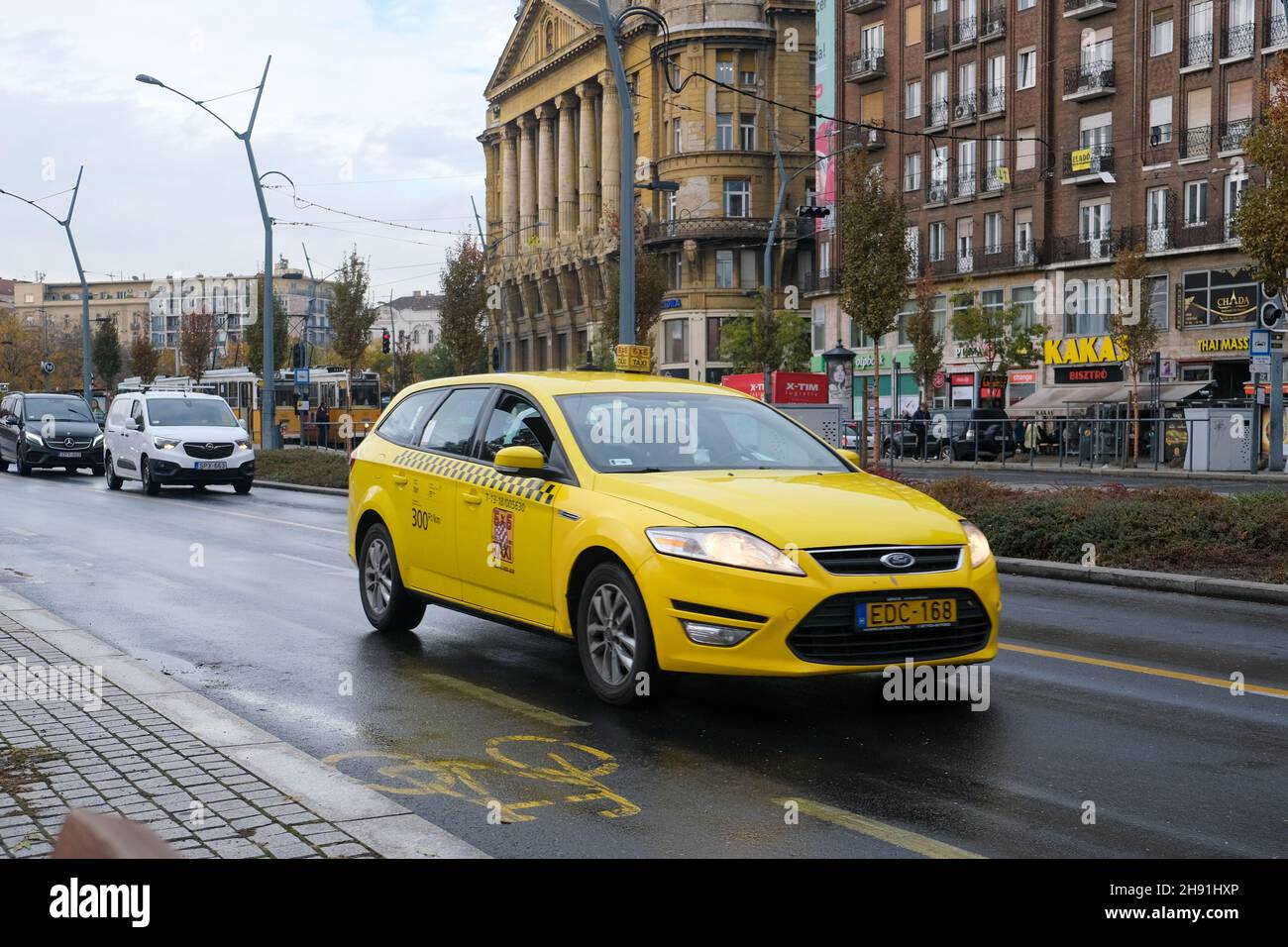 Budapest, Ungarn - 1. November 2021: Taxi in Budapest, illustrative Editorial. Stockfoto