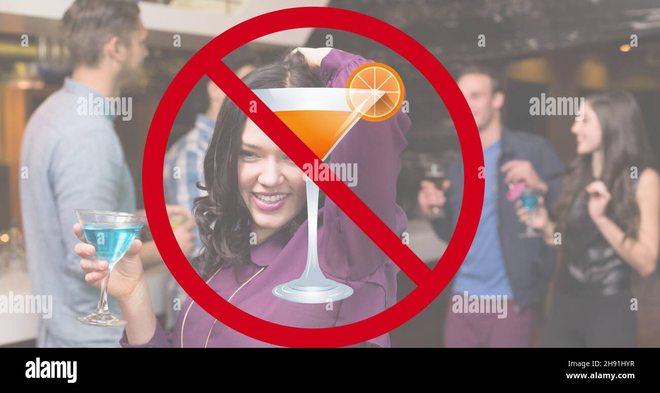 Digitales zusammengesetztes Bild von „kein Trinken“ über glücklicher Frau, die im Club gegen Freunde tanzt Stockfoto