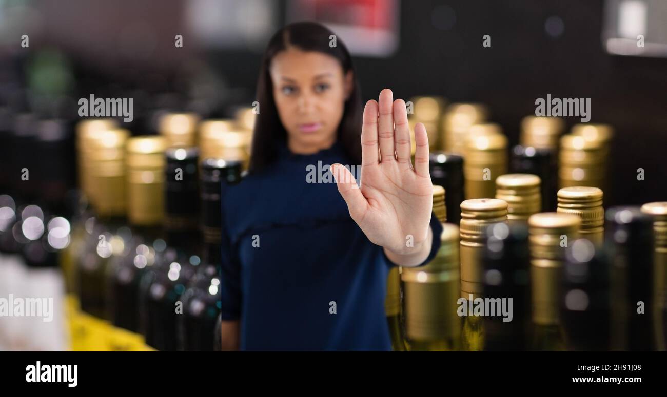 Porträt einer jungen Frau mit Stop-Geste mit der Hand im Weinladen Stockfoto
