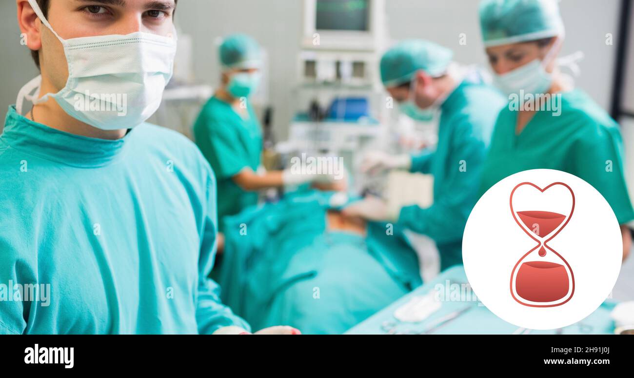 Porträt des Chirurgen gegen Kollegen, die Patienten in der Notaufnahme operieren, mit Sanduhr-Symbol Stockfoto