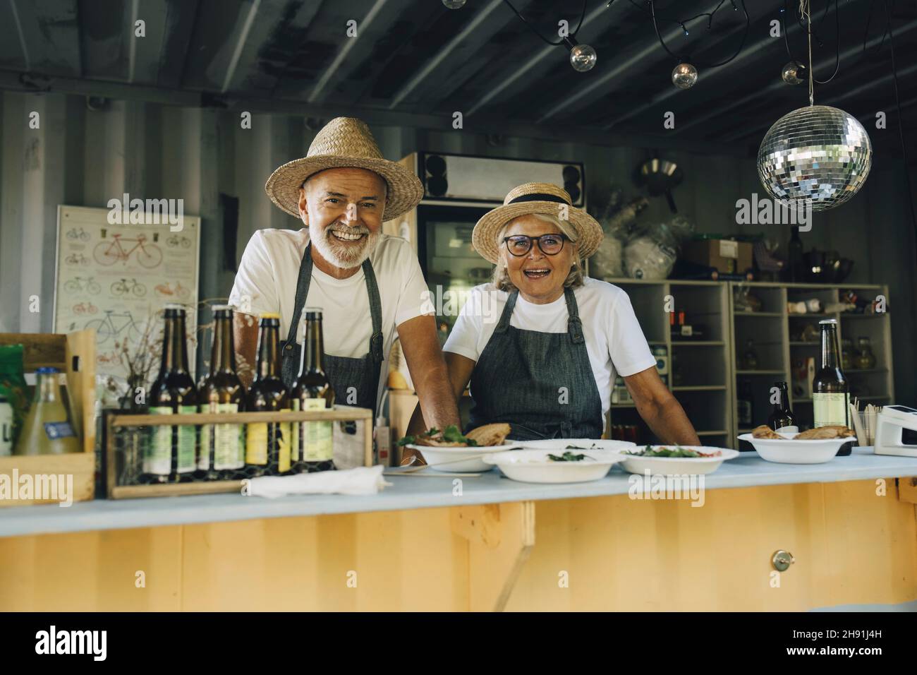 Porträt von lächelnden männlichen und weiblichen Besitzern in Food Truck Stockfoto