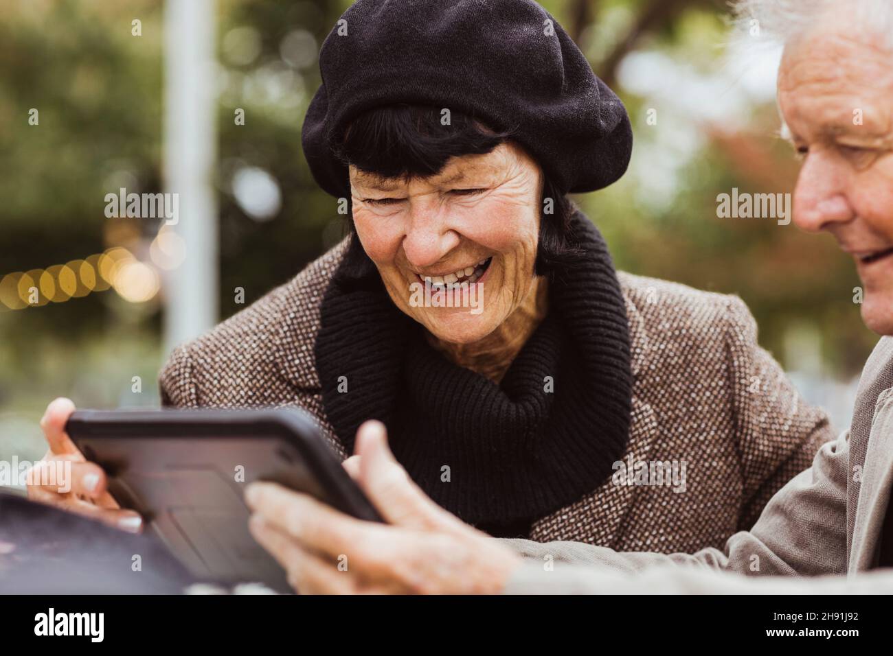 Glückliches Seniorenpaar, das am Wochenende ein digitales Tablet verwendet Stockfoto