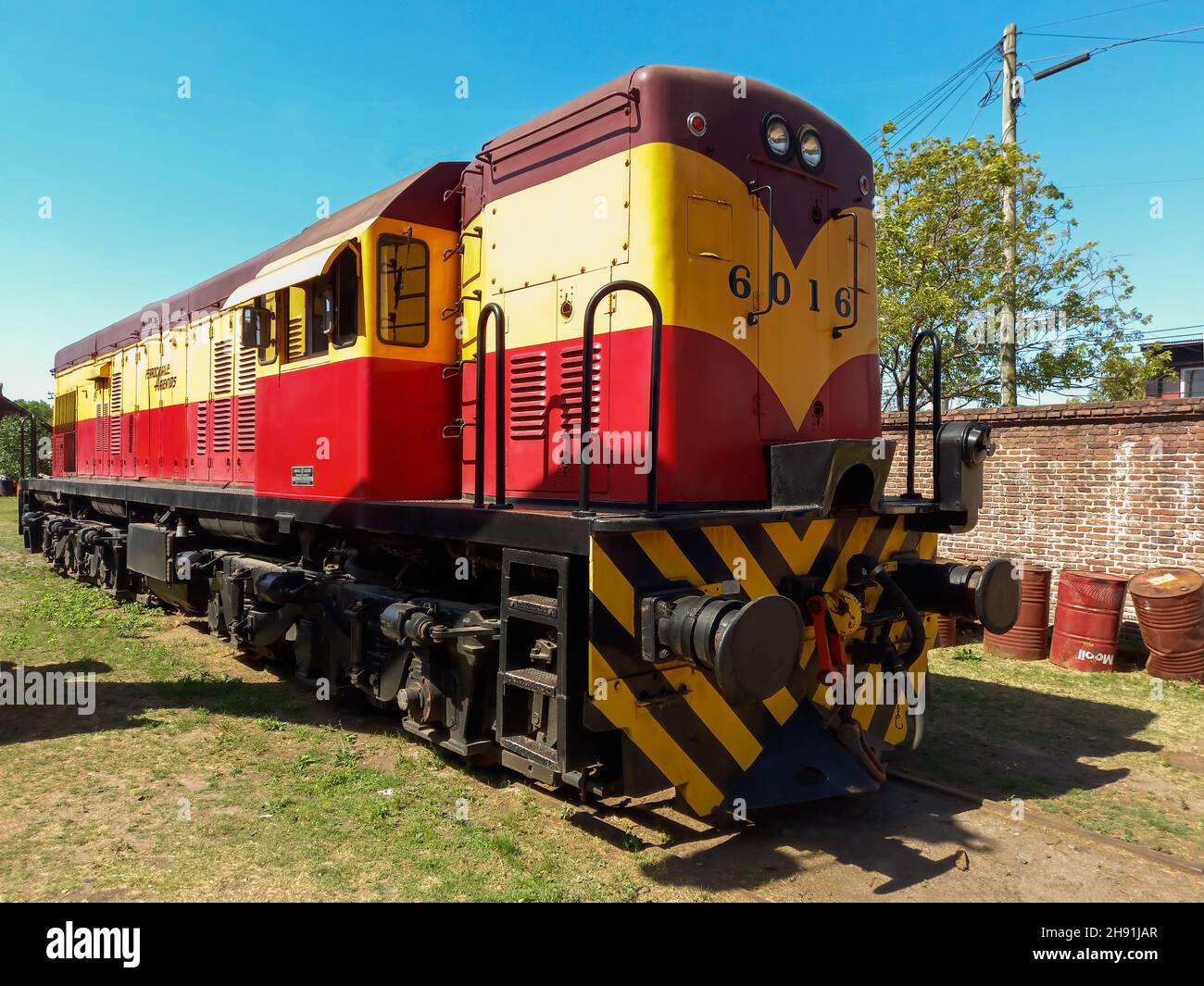 REMEDIOS DE ESCALADA - BUENOS AIRES, ARGENTINIEN - 22. Nov 2021: Alte amerikanische Diesellokomotive General Electric U13C 1962 Sechsachse 1420 PS. Lokaler Service Stockfoto