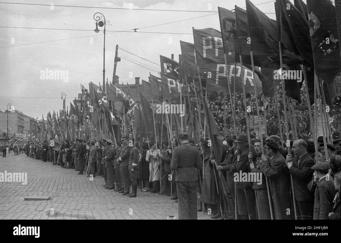 Warszawa, 1947-05-01. Manifestacja pierwszomajowa na pl. Zwyciêstwa. NZ. Uczestnicy pochodu ze sztandarami Polskiej Partii Robotniczej (PPR). bb/ms PAP Warschau, 1. Mai 1947. Eine Mayday-Parade auf dem Zwyciestwa-Platz. Im Bild: Paradiese mit Spruchbändern der Polnischen Arbeiterpartei. bb/ms PAP Stockfoto