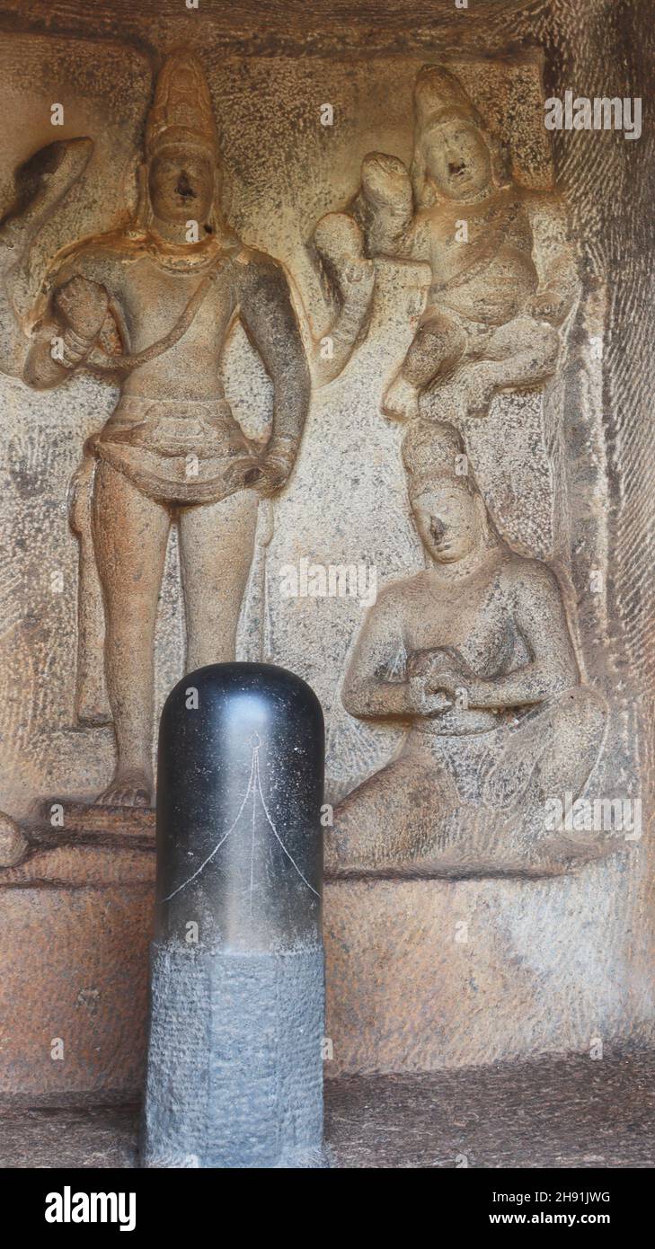 Statue eines hinduistischen gottes in Stein gemeißelt. Der Felsen befindet sich im Hintergrund Stockfoto