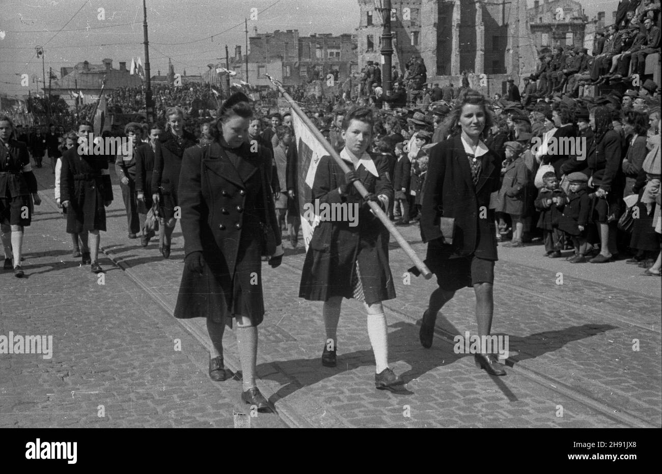 warszawa-1947-05-01-poch-d-pierwszomajowy-na-ul-nowy-wiat-nz