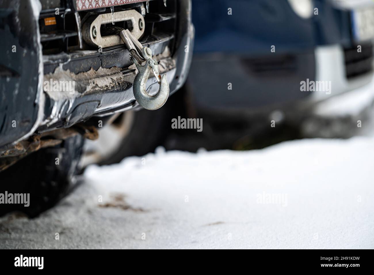 Haken Teil im Auto Abschleppen eines anderen Fahrzeugs Stockfotografie -  Alamy