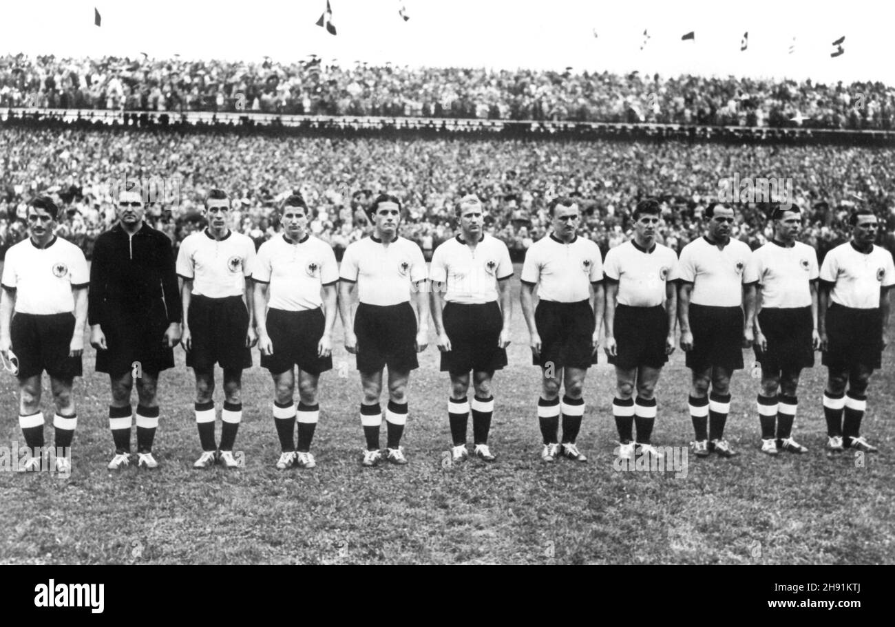 ABGELEGT - 04. Juli 1954, Berlin/Sportreport: Die siegreiche deutsche Fußballnationalmannschaft steht vor dem Auftakt des WM-Finales 1954 gegen Ungarn im Wankdorf-Stadion in Bern. Fritz Walter (l-r), Toni Turek, Horst Eckel, Helmut Rahn, Ottmar Walter, Werner Liebrich, Jupp Posipal, Hans Schäfer, Werner Kohlmeyer, Karl Mai und Max Morlock. Der ehemalige Fußball-Weltmeister Horst Eckel ist tot. Wie der Deutsche Fußballverband am Freitag mitteilte, starb am Freitag der letzte noch lebende Weltmeister aus dem Jahr 1954 im Alter von 89 Jahren.(zur dpa 'Ex-Weltmeister Horst Eckel gestorben') Foto: -/dpa Stockfoto