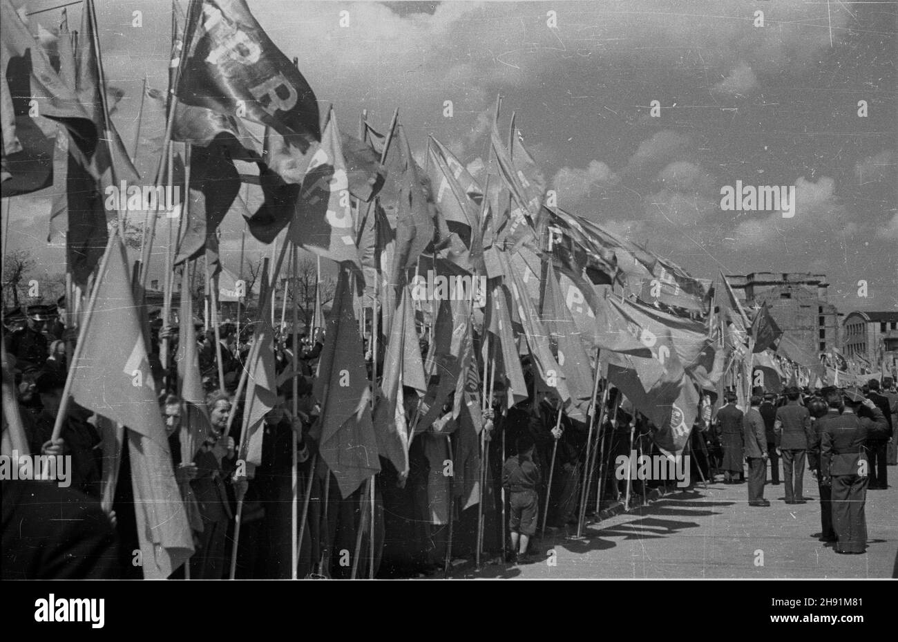 Warszawa, 1947-05-01. Manifestacja pierwszomajowa na pl. Zwyciêstwa. NZ. Sztandary Polskiej Partii Robotniczej (PPR). bb/gr PAP Warschau, 1. Mai 1947. Eine Mayday-Parade auf dem Zwyciestwa-Platz. Im Bild: Banner der Polnischen Arbeiterpartei. bb/gr PAP Stockfoto