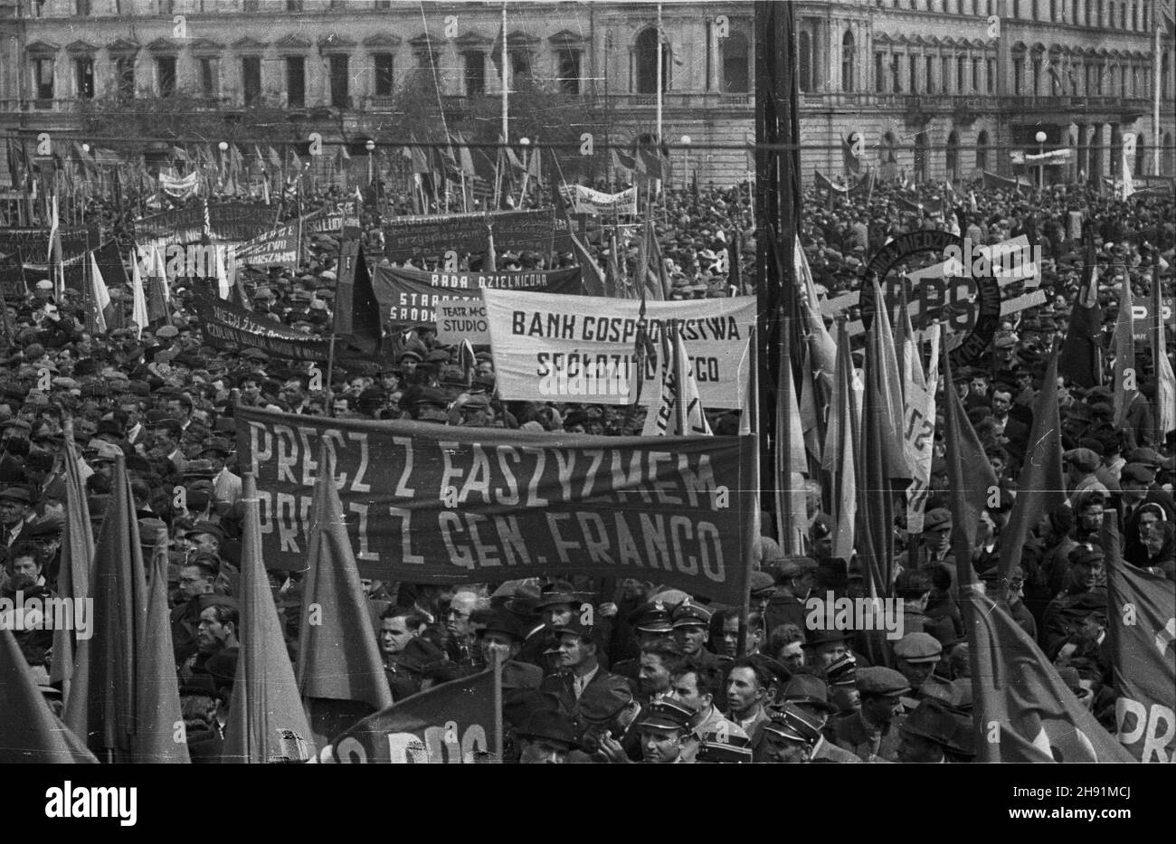 Warszawa, 1947-05-01. Manifestacja pierwszomajowa na pl. Zwyciêstwa. NZ. sektor Polskiej Partii Socjalistycznej. W otle budynek Hotelu Europejskiego. bb/gr PAP Warschau, 1. Mai 1947. Eine Mayday-Parade auf dem Zwyciestwa-Platz. Im Bild: Sektor der Polnischen Sozialistischen Partei. Im Rücken Hotel Europejski. bb/gr PAP Stockfoto