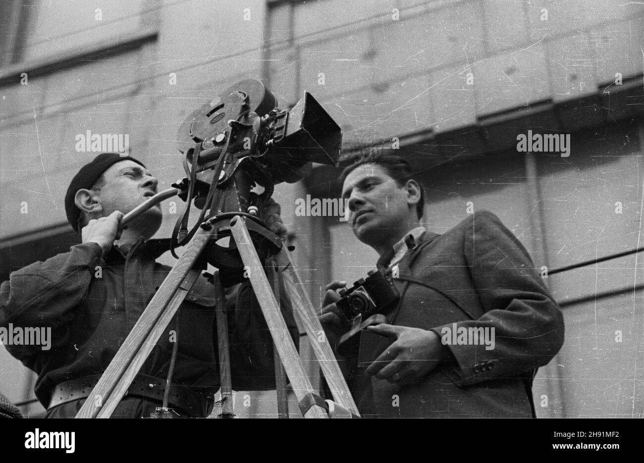 Warszawa, 1947-05-01. Pochód pierwszomajowy na Nowym Œwiecie. NZ. Reporterzy na rogu Al. Jerozolimskich. bb/gr PAP Warschau, 1. Mai 1947. Eine Mayday-Parade in Nowy Swiat. Im Bild: Reporter an der Ecke der Jerozolimskie Avenue. bb/gr PAP Stockfoto