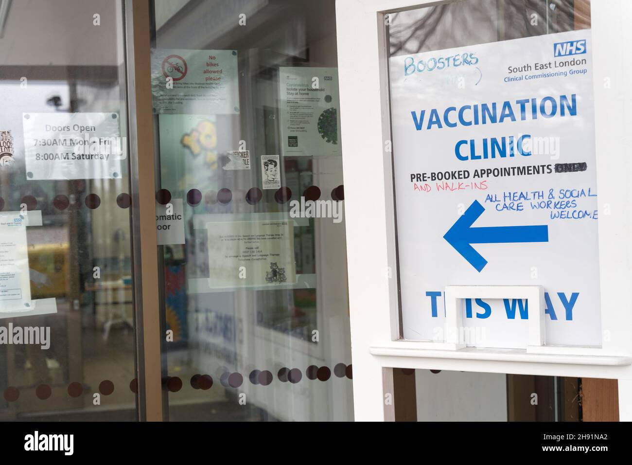 South London, Großbritannien, 03. Dezember 2021: Um die potenzielle Infektionswelle durch die neue Omicron-Variante Coronavirus (COVID-19) in diesem Winter zu bekämpfen, führt South East London NHS Walk-in Booster Jabs für alle Erwachsenen über 18s im Lewisham Heath Center und in Apotheken ein, in denen Freiwillige und medizinisches Personal die dritte Dosis von Pfizer und Moderna verabreichen, Die sich als hochwirksame immunologische Booster erwiesen haben, helfen, Krankenhausaufenthalte und den Tod zu verhindern. Quelle: Xiu Bao/Alamy Live News Stockfoto