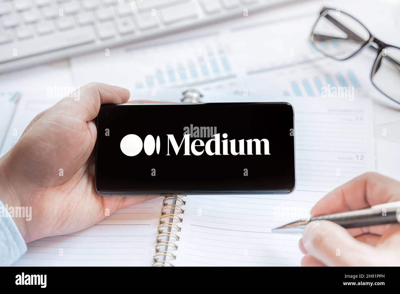 Logo der Medium-Website, Seite in Tablet. Offene kostenlose Blog-Plattform für Blogger, Leser für das Schreiben von Artikeln, Beiträge zu jedem Thema. Social net, Media-Ressourcen Stockfoto