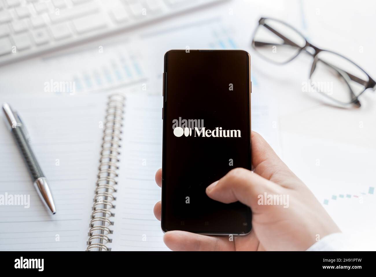 Logo der Medium-Website, Seite in Tablet. Offene kostenlose Blog-Plattform für Blogger, Leser für das Schreiben von Artikeln, Beiträge zu jedem Thema. Social net, Media-Ressourcen Stockfoto