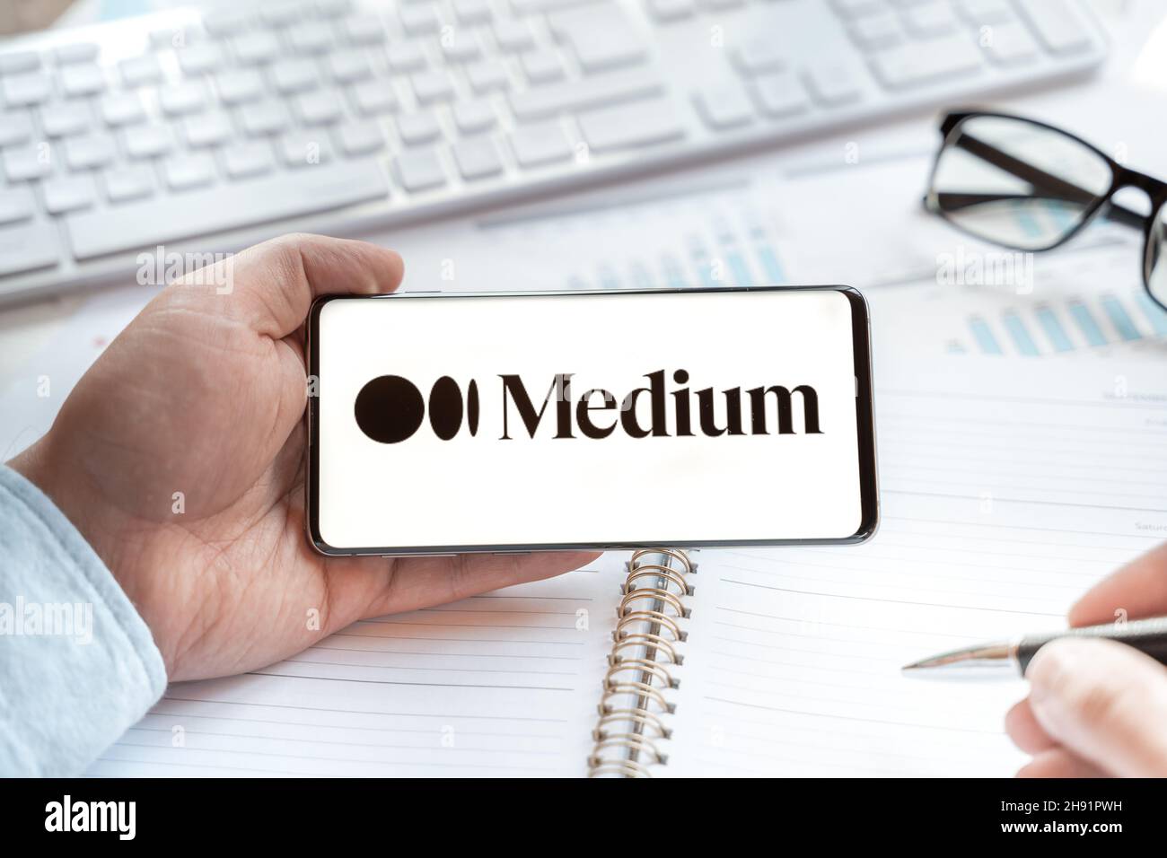 Logo der Medium-Website, Seite in Tablet. Offene kostenlose Blog-Plattform für Blogger, Leser für das Schreiben von Artikeln, Beiträge zu jedem Thema. Social net, Media-Ressourcen Stockfoto