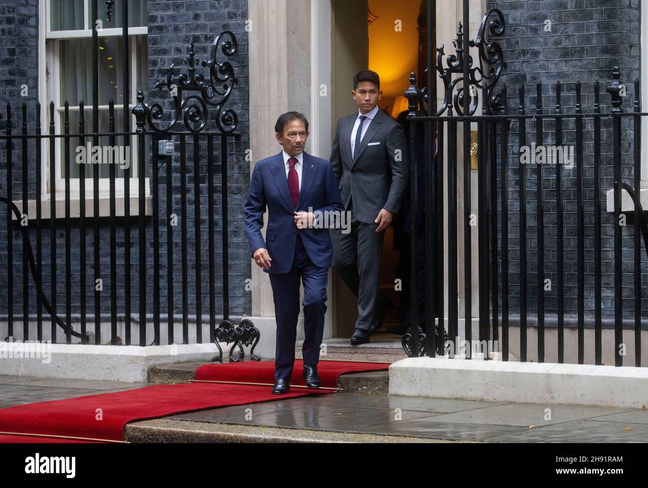 London, Großbritannien. 3rd Dez 2021. Der Sultan von Brunei, Hassanal Bolkiah, verlässt die Downing Street nach einem Treffen mit dem britischen Premierminister Boris Johnson. Quelle: Tommy London/Alamy Live News Stockfoto