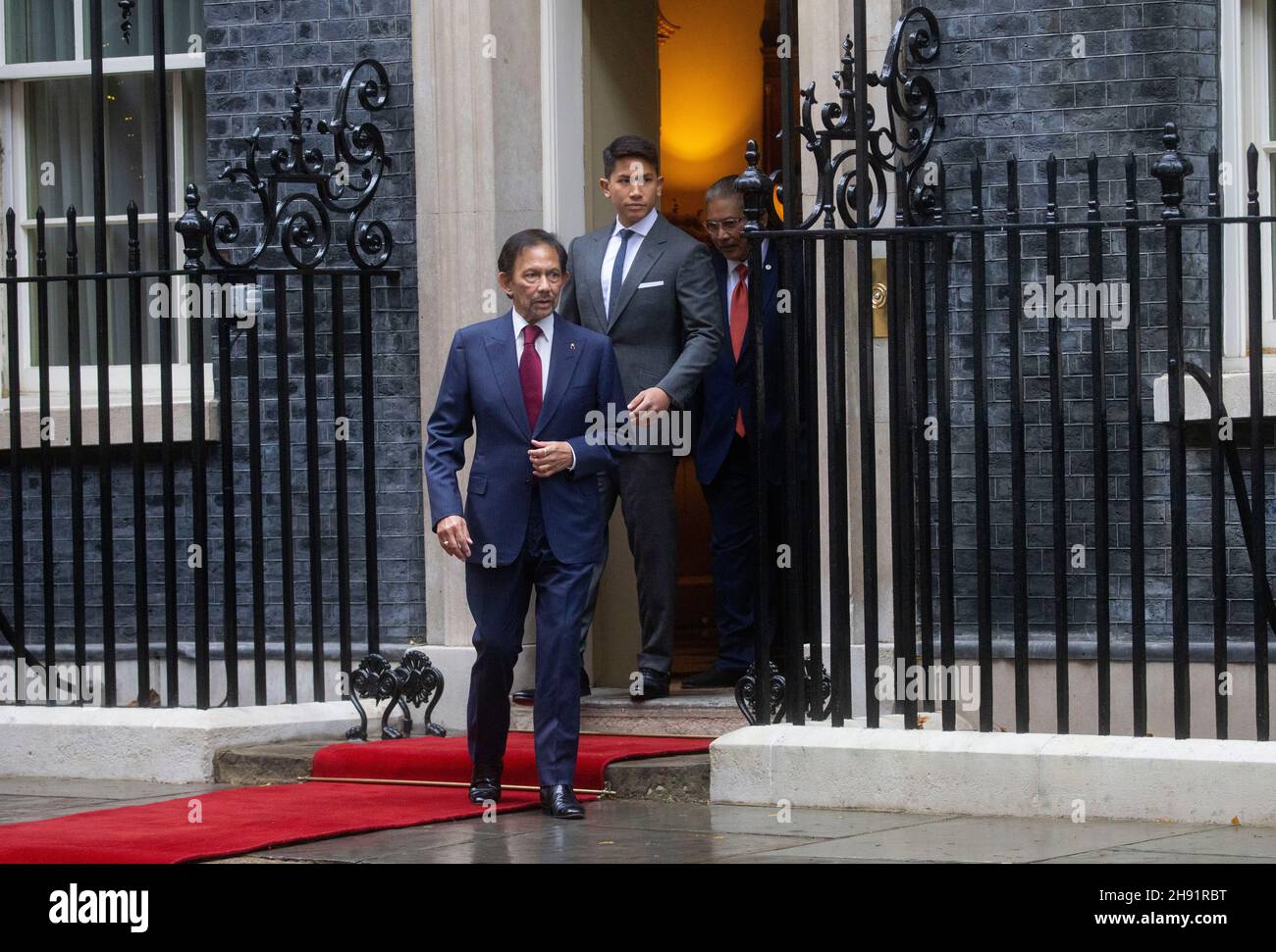London, Großbritannien. 3rd Dez 2021. Der Sultan von Brunei, Hassanal Bolkiah, verlässt die Downing Street nach einem Treffen mit dem britischen Premierminister Boris Johnson. Quelle: Tommy London/Alamy Live News Stockfoto