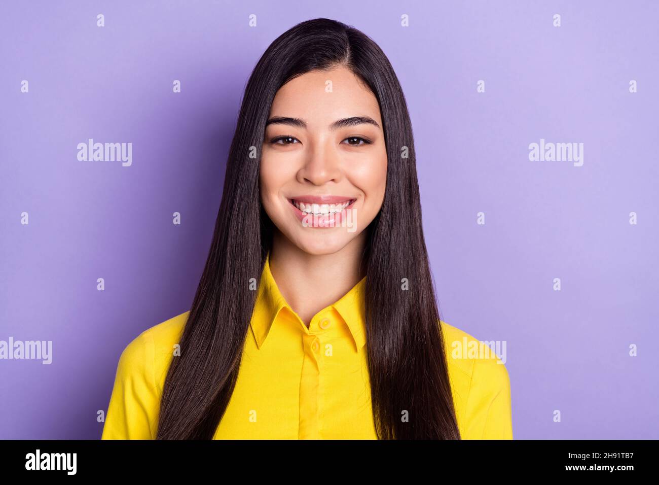 Foto von schönen braunen Frisur junge hr Dame tragen gelbes Hemd isoliert auf lila Hintergrund Stockfoto