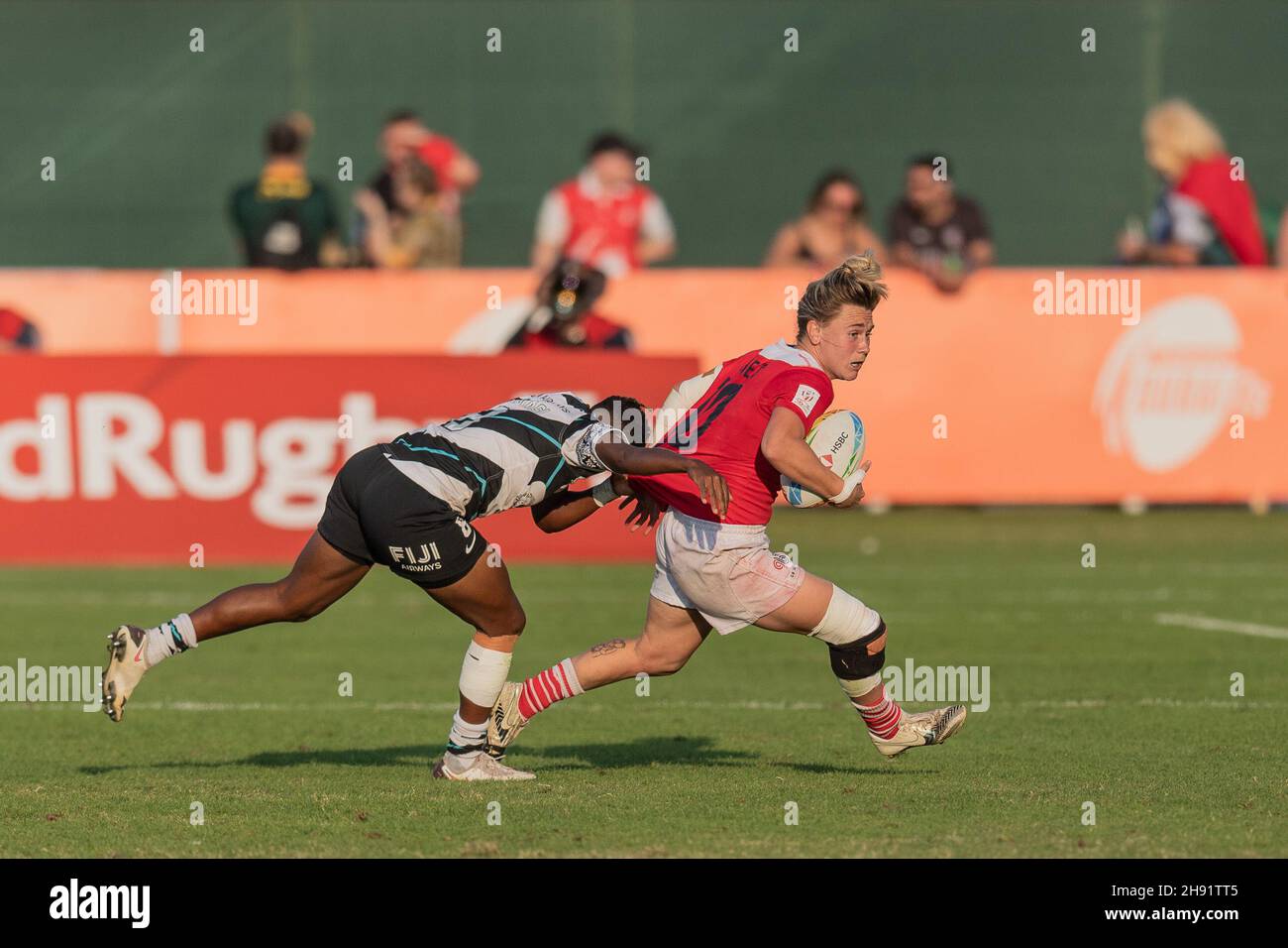 Dubai, VAE. 03rd Dez 2021. Dubai, VAE, 3. Dezember 2021. Megan Jones aus Großbritannien wird am 3. Dezember 2021 im Sevens Stadium, Dubai, Vereinigte Arabische Emirate, im Spiel zwischen britischen Frauen und Fidschi-Frauen während des Emirates Dubai Rugby Sevens Day 1 in Angriff genommen. Foto von Grant Winter. Nur zur redaktionellen Verwendung, Lizenz für kommerzielle Nutzung erforderlich. Keine Verwendung bei Wetten, Spielen oder Veröffentlichungen einzelner Clubs/Vereine/Spieler. Kredit: UK Sports Pics Ltd/Alamy Live Nachrichten Gutschrift: UK Sports Pics Ltd/Alamy Live Nachrichten Stockfoto