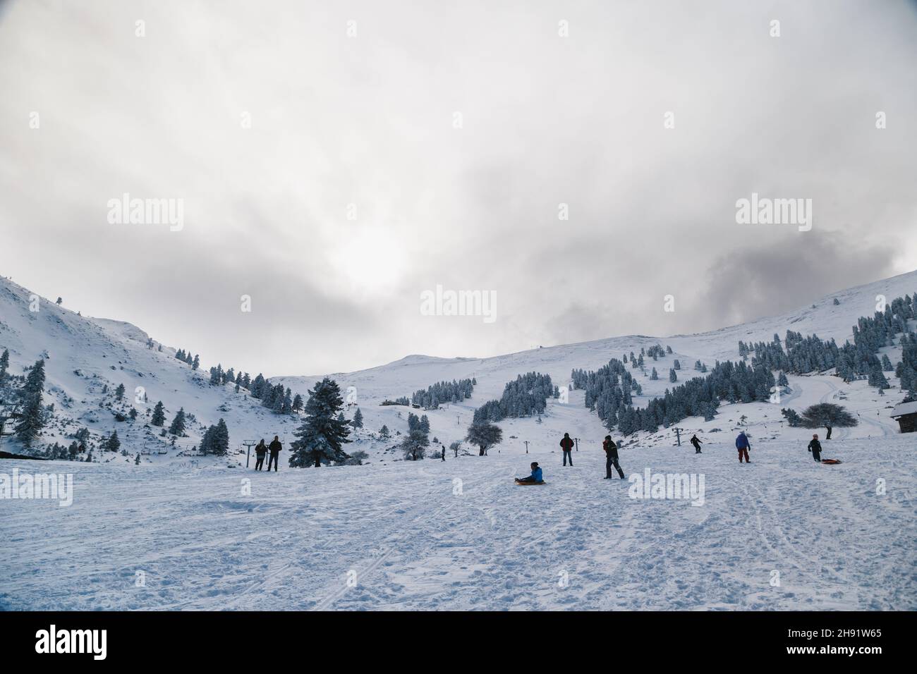 Skifahrer an der verschneiten Skipiste genießen Winterurlaub im Kalavryta Ski Resort in Griechenland Stockfoto