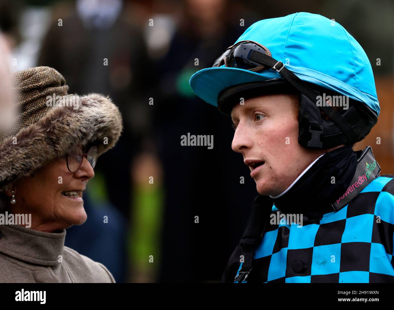 Pferdebesitzerin Lady Cobham (links) spricht mit Jockey Stan Sheppard, nachdem sie während des Betfair Tingle Creek Festivals auf der Sandown Park Racecourse, Esher, die Hürde für Ballymore Winter-Anfänger auf Lossiemouth gewonnen hat. Bilddatum: Freitag, 3. Dezember 2021. Stockfoto