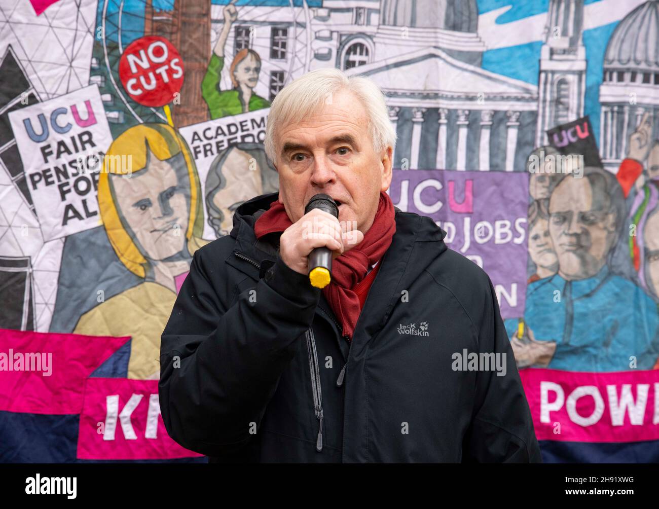 London, Großbritannien. 3rd Dez 2021. John McDonnell spricht auf der Demo. UCU-Demonstration auf dem Tavistock-Platz. Sie marschieren in Solidarität mit den Hochschulstreiks in die City of London. Die University and College Union kündigte an, dass ihre Mitglieder ihre Arbeit wegen Kürzungen der Renten, Entlohnung und Arbeitsbedingungen einstellen werden. Die Gewerkschaft sagte, dass ab dem 1. Dezember drei aufeinanderfolgende Streiktage bei den 58 Institutionen stattfinden würden, die in diesem Monat die Stimmzettel für Arbeitskampfmaßnahmen unterstützten. Quelle: Tommy London/Alamy Live News Stockfoto