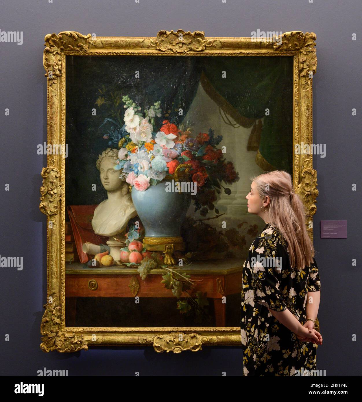 Sotheby’s, London, Großbritannien. 3. Dezember 2021. Meisterbilder und Skulpturen Teil 1, London Vorschau der im Januar 2022 in New York zum Verkauf angebotenen Werke, die am 3. Dezember 2021 in London zu sehen sind. Bild: Anne Vallayer-Coster, Stillleben der Blumen in einer Vase auf einem Tisch neben einer Blumenstrauß mit Früchten und anderen Objekten mit einem Vorhang dahinter, 1774. Schätzung Von 1.500.000 Bis 2.500.000 Us-Dollar. Quelle: Malcolm Park/Alamy Live News Stockfoto