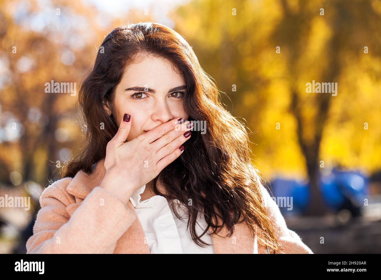 Porträt einer jungen schönen Brünette in einem Herbstpark Stockfoto