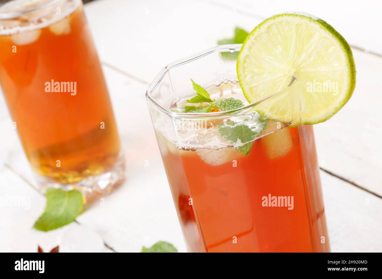 Limette und Minze Fruit Beer mit Eis auf weißem Tisch Stockfoto