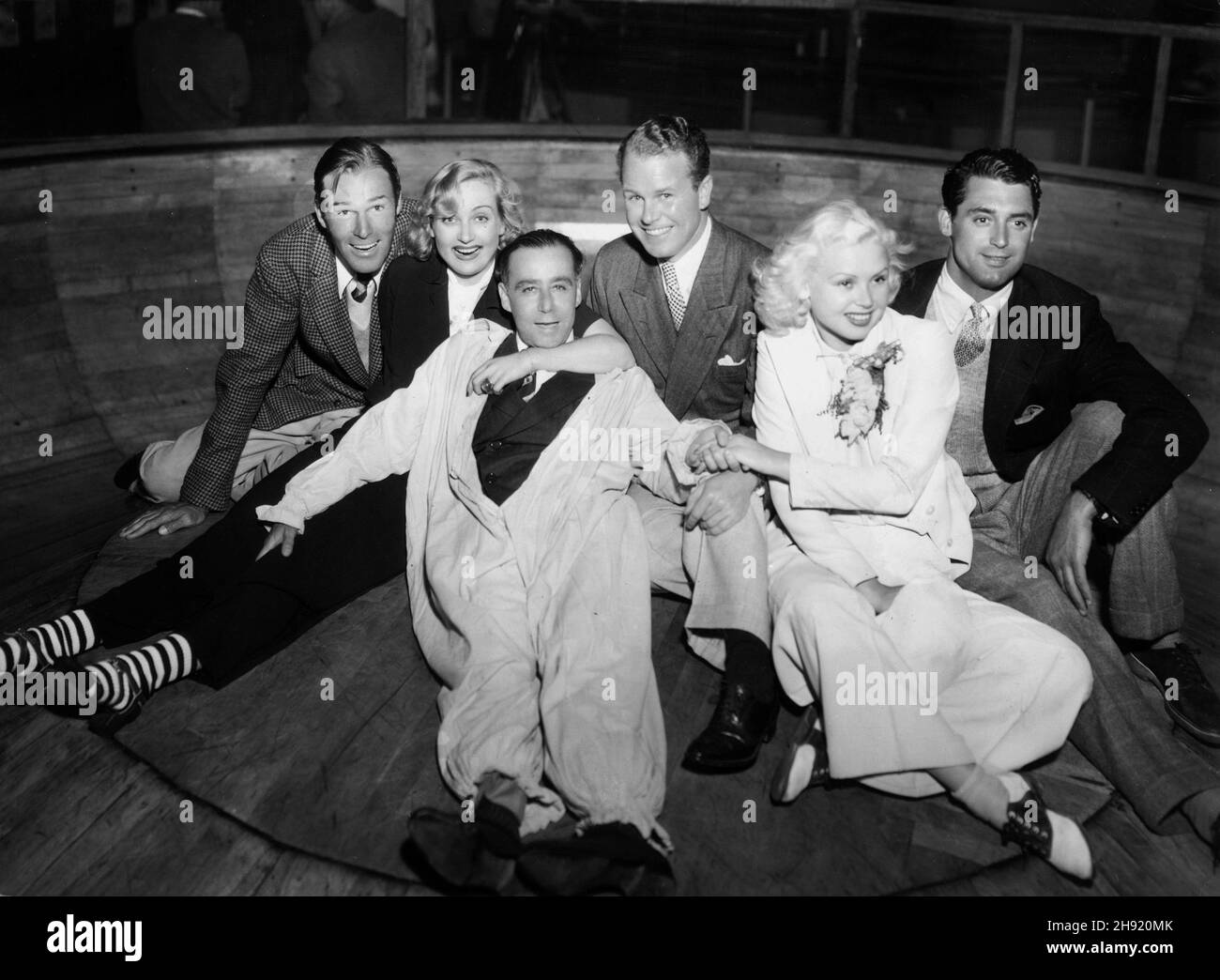 Venice PIER FUN HOUSE Party veranstaltet von CAROLE LOMBARD zu Ehren des A.C. Blumenthal und William Rhinelander Stewart im August 1935 mit RANDOLPH SCOTT CAROLE LOMBARD A.C. von links BLUMENTHAL REGIS TOOMEY TOBY WING und CARY GEWÄHREN auf dem Spinning Turntable Stockfoto