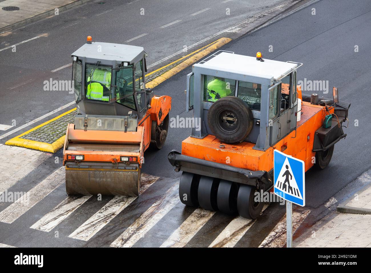 Rollen, die beim Straßenbau arbeiten Stockfoto