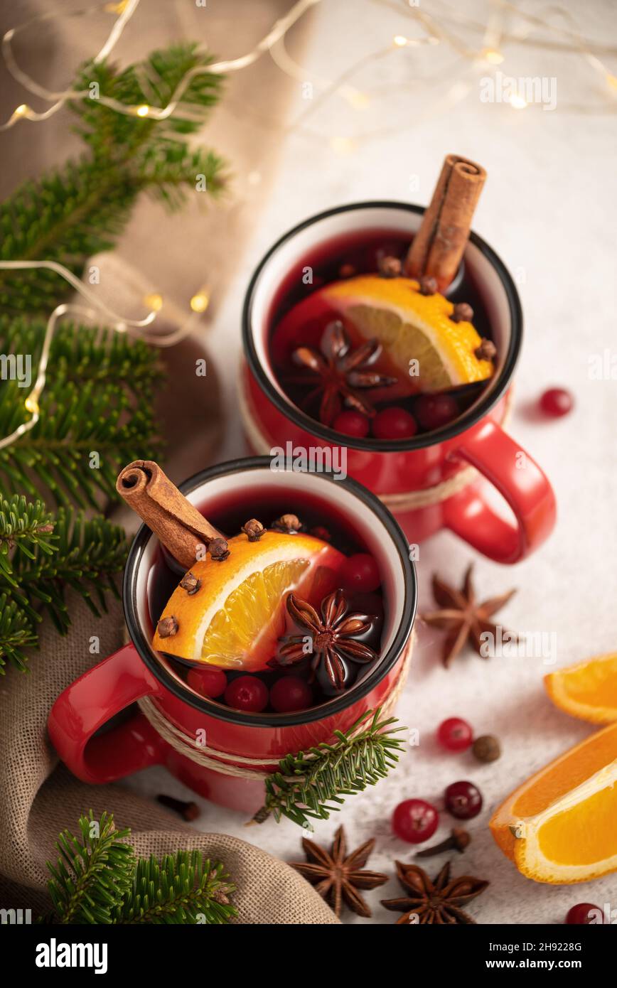 Glühwein in roten Tassen auf einem festlichen Weihnachtstisch Stockfoto