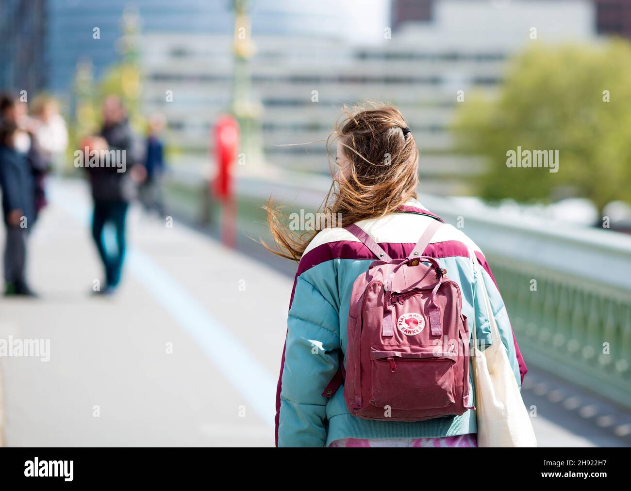 Ein Wind bläst einem Fußgänger in London die Haare. Stockfoto