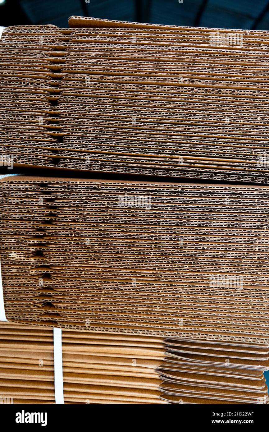 Wellpappe Verpackungskartons gefaltet und gemacht Bund für Verpackungsmaterial. Selektiver Fokus verwendet. Stockfoto