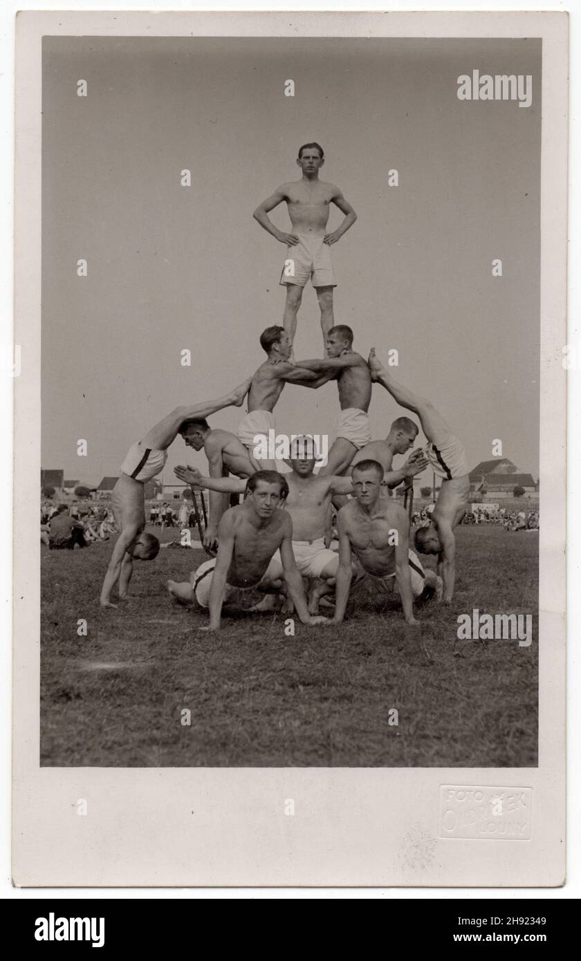 Menschliche Pyramide, die von Athleten während eines Sokol-Massenturnfestivals (Sokolský slet) durchgeführt wurde, wahrscheinlich im Stadion in der Stadt Louny in Mittelböhmen in der Tschechoslowakei. Schwarz-Weiß-Vintage-Fotografie datiert wahrscheinlich vom 1930s und signiert als Ondrašek (Louny). Mit freundlicher Genehmigung der Fotosammlung Azoor. Stockfoto