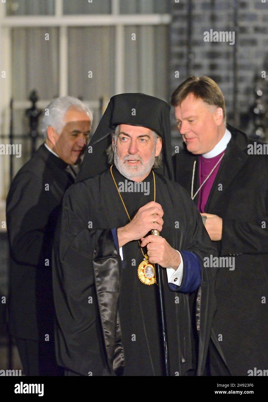Erzbischof Nikitas Lulias von Thyateira und Großbritannien (griechisch-orthodoxer Erzbischof von GB) mit RT Revd Jonathan Baker, Bischof von Fulham (R) in do Stockfoto