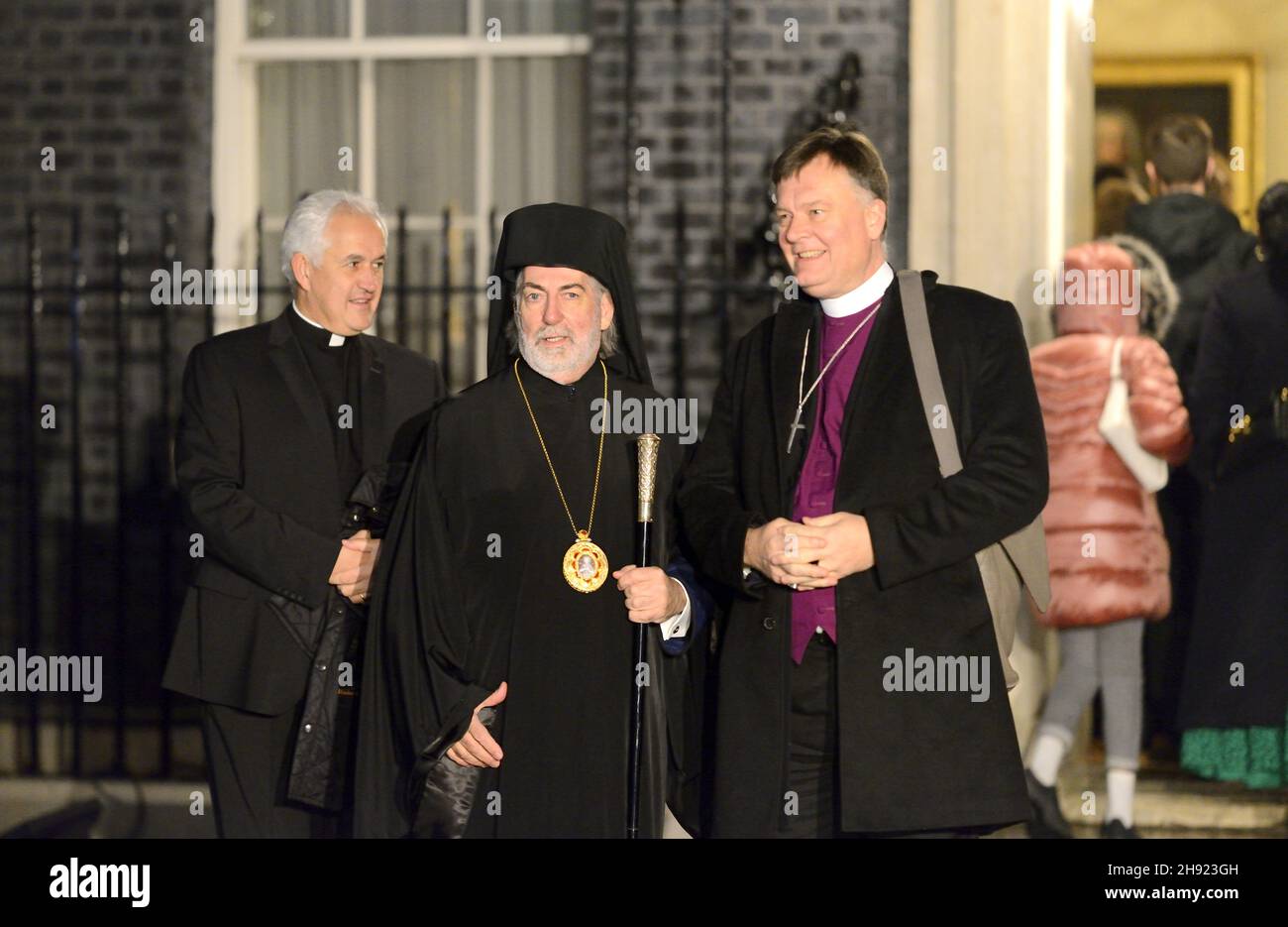 Erzbischof Nikitas Lulias von Thyateira und Großbritannien (griechisch-orthodoxer Erzbischof von GB) mit dem RT Revd Jonathan Baker, Bischof von Fulham, in downI Stockfoto