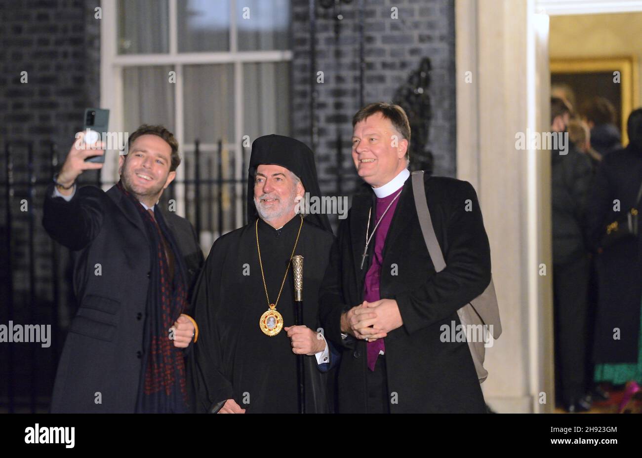 Erzbischof Nikitas Lulias von Thyateira und Großbritannien (griechisch-orthodoxer Erzbischof von GB) mit dem RT Revd Jonathan Baker, Bischof von Fulham, in downI Stockfoto