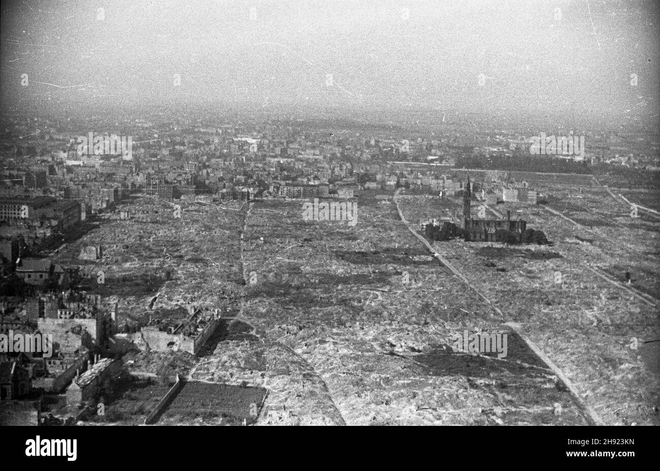 Warszawa, 1947-05. Ruiny 'du¿ego getta' od strony wschodniej. Widoczny koœció³ œw. Augustyna przy ul. Nowolipki, jedyna ocala³a budowla w Centralnej czêœci getta ¿ydowskiego, zburzonego w latach 1943 - 1944. bb/gr PAP/Miko³aj Sprudin Dok³adny dzieñ wydarzenia nieustalony. Warschau, Mai 1947. Die Ruinen des östlichen Teils des 'großen Ghettos'. Rechts die Augustinerkirche in der Nowolipki Straße, das einzige erhaltene Gebäude im Zentrum des jüdischen Ghettos, wurde 1943 - 1944 zerstört. bb/gr PAP/Mikolaj Sprudin Stockfoto