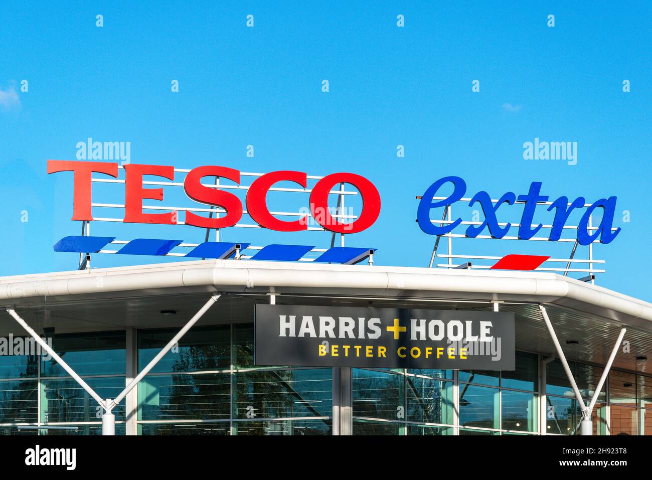 Tesco Extra Supermarkt Zeichen, Addlestone, Surrey, England, Vereinigtes Königreich Stockfoto
