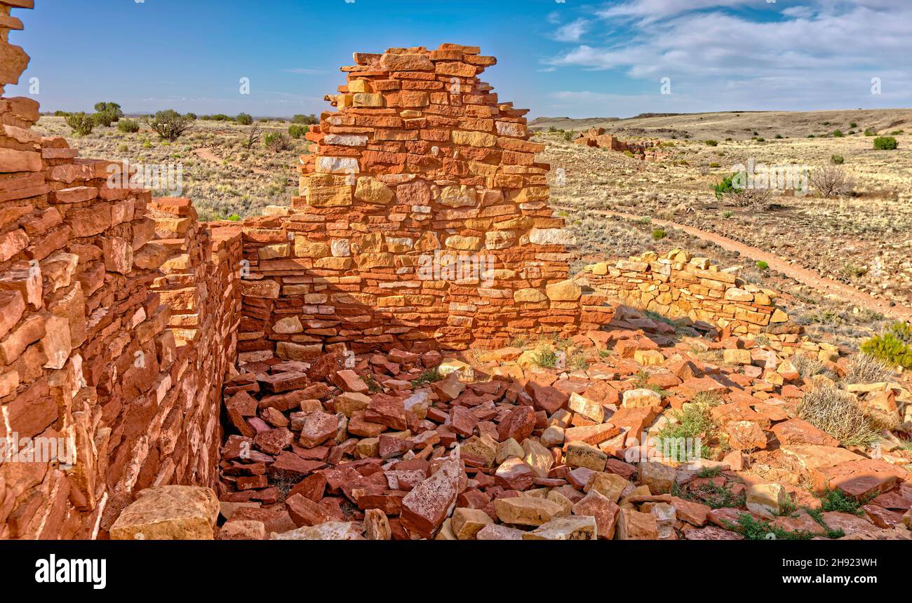 Das Innere einer Box Canyon Indianerwohnung mit dem Lomaki Pueblo im Hintergrund. Das Hotel liegt im Wupatki National Monument nördlich von Flagstaff AZ. Stockfoto