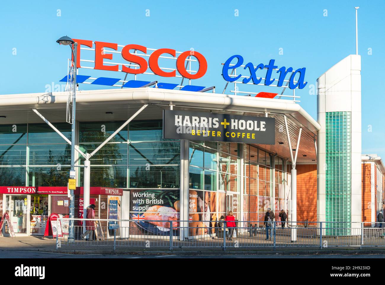 Tesco Extra Supermarkt Schild, Station Road, Addlestone, Surrey, England, Vereinigtes Königreich Stockfoto
