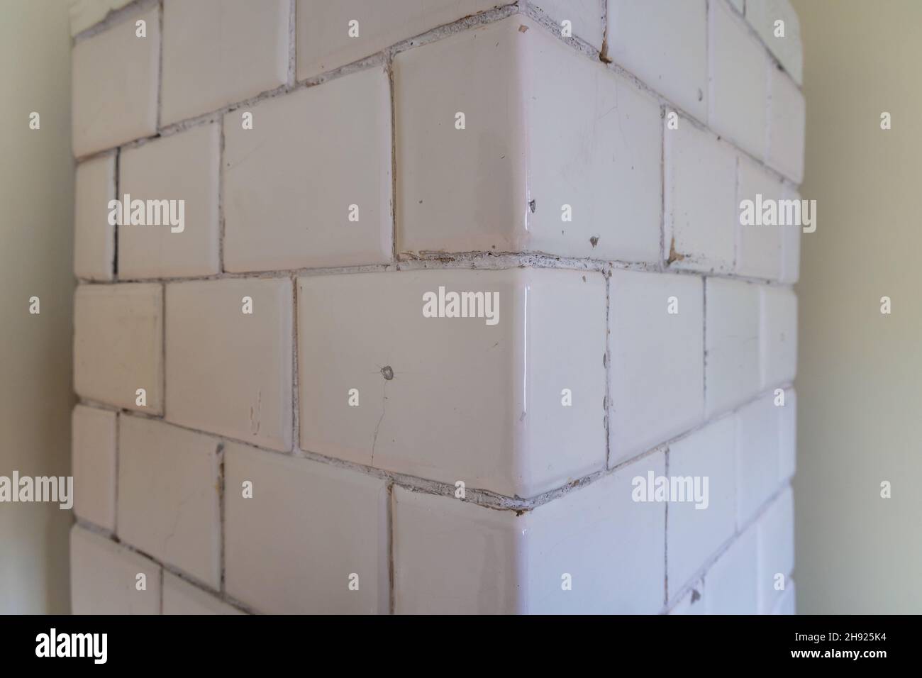 Klassische weiße Kachel Mauerwerk Heizung in polnischen Ferienhaus Stockfoto